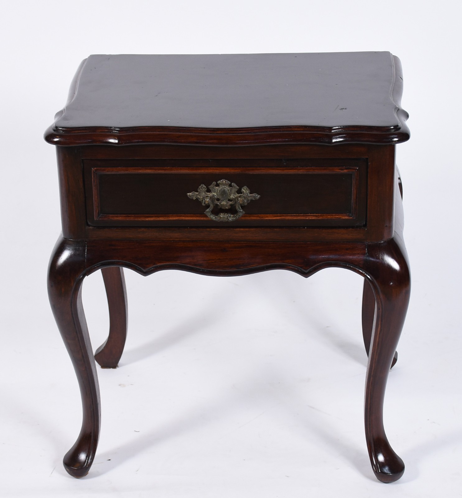 Mesa de cabeceira de madeira nobre com 1 gaveta, estilo Chipendale. - foto 2 de 5