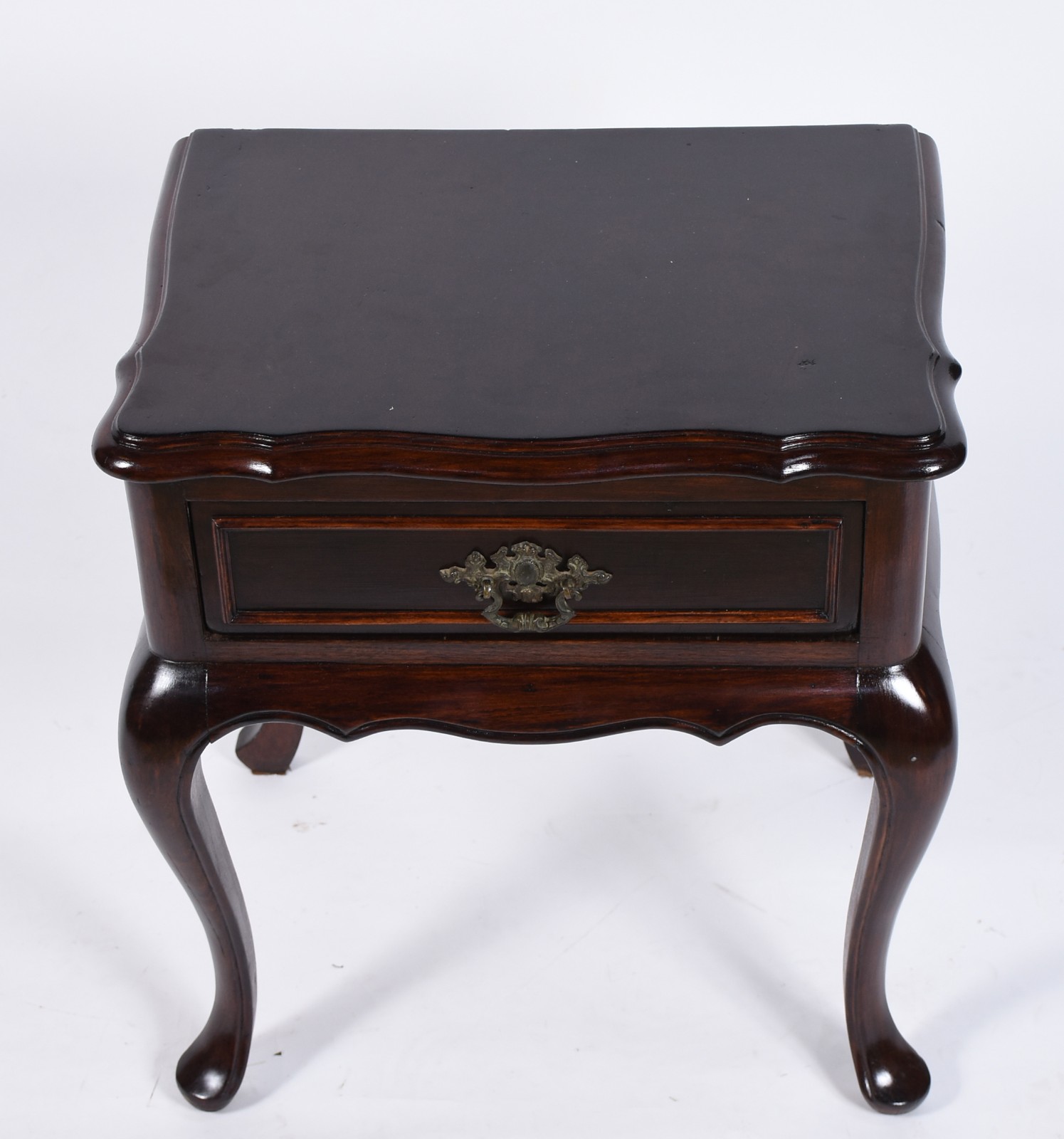 Mesa de cabeceira de madeira nobre com 1 gaveta, estilo Chipendale. - foto 3 de 5