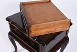Mesa de cabeceira de madeira nobre com 1 gaveta... - Mesa de cabeceira de madeira nobre com 1 gaveta, estilo Chipendale.