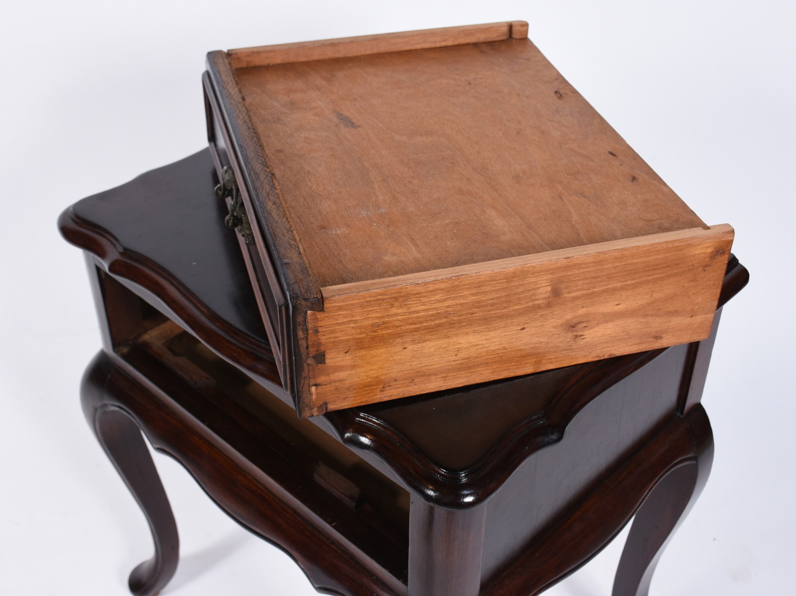 Mesa de cabeceira de madeira nobre com 1 gaveta, estilo Chipendale. - foto 4 de 5