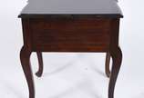 Mesa de cabeceira de madeira nobre com 1 gaveta... - Mesa de cabeceira de madeira nobre com 1 gaveta, estilo Chipendale.