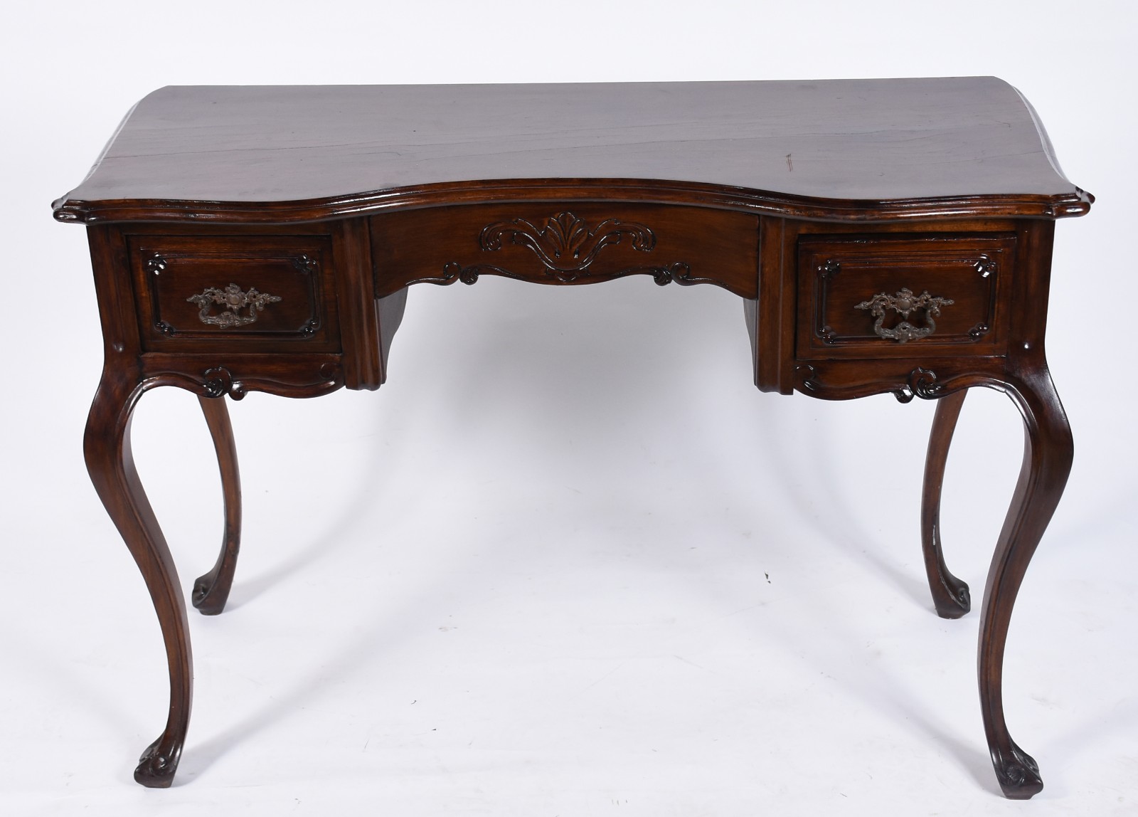 Mesa de escritório de madeira nobre com 2 gavetas, saia entalhada... - foto 2 de 5