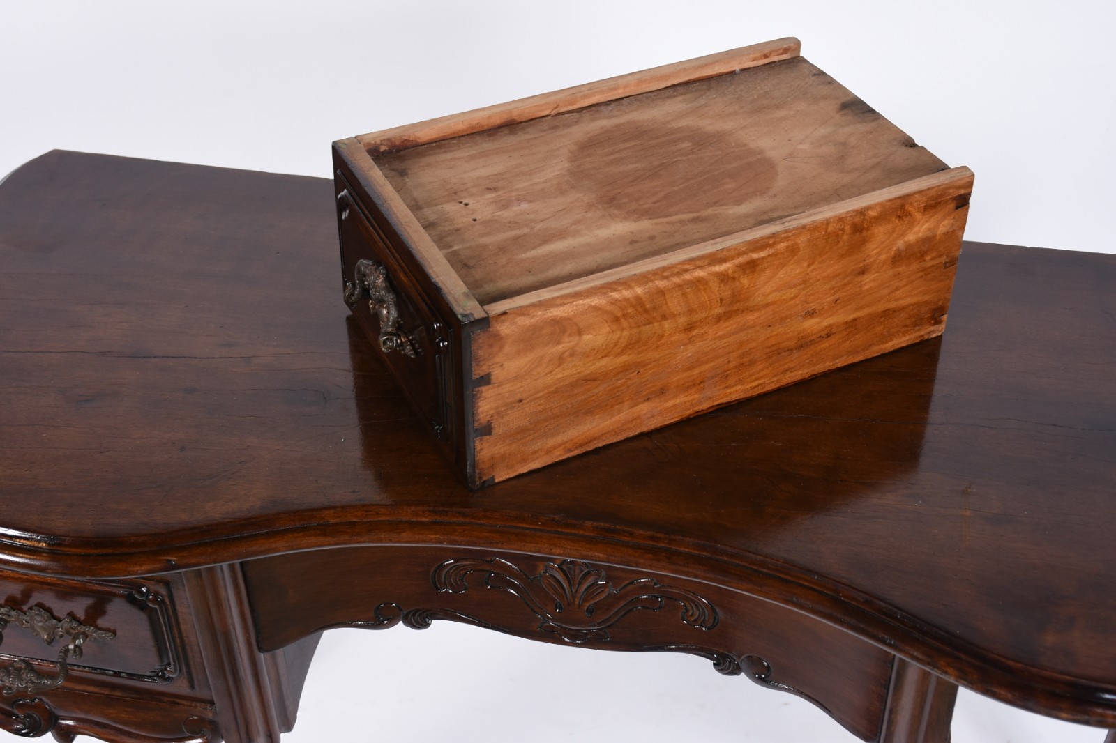 Mesa de escritório de madeira nobre com 2 gavetas, saia entalhada... - foto 4 de 5