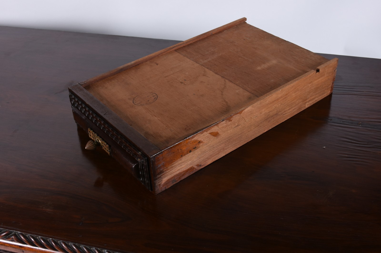 Mesa de escritório de madeira nobre, cantos em colunas torneadas... - foto 5 de 9