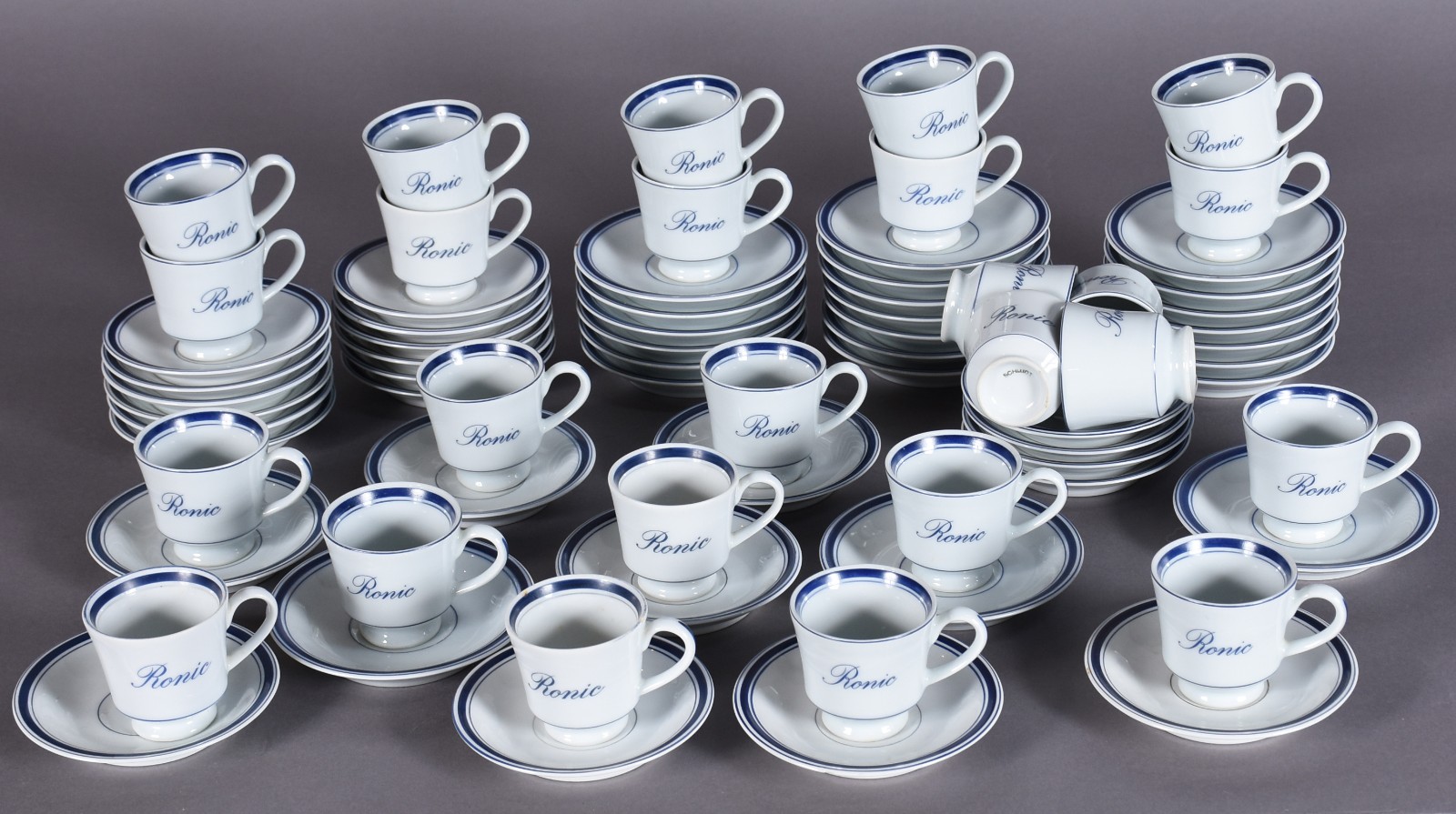 Lote com 25 xícaras com pires de porcelana Schmidt. - foto 1 de 6