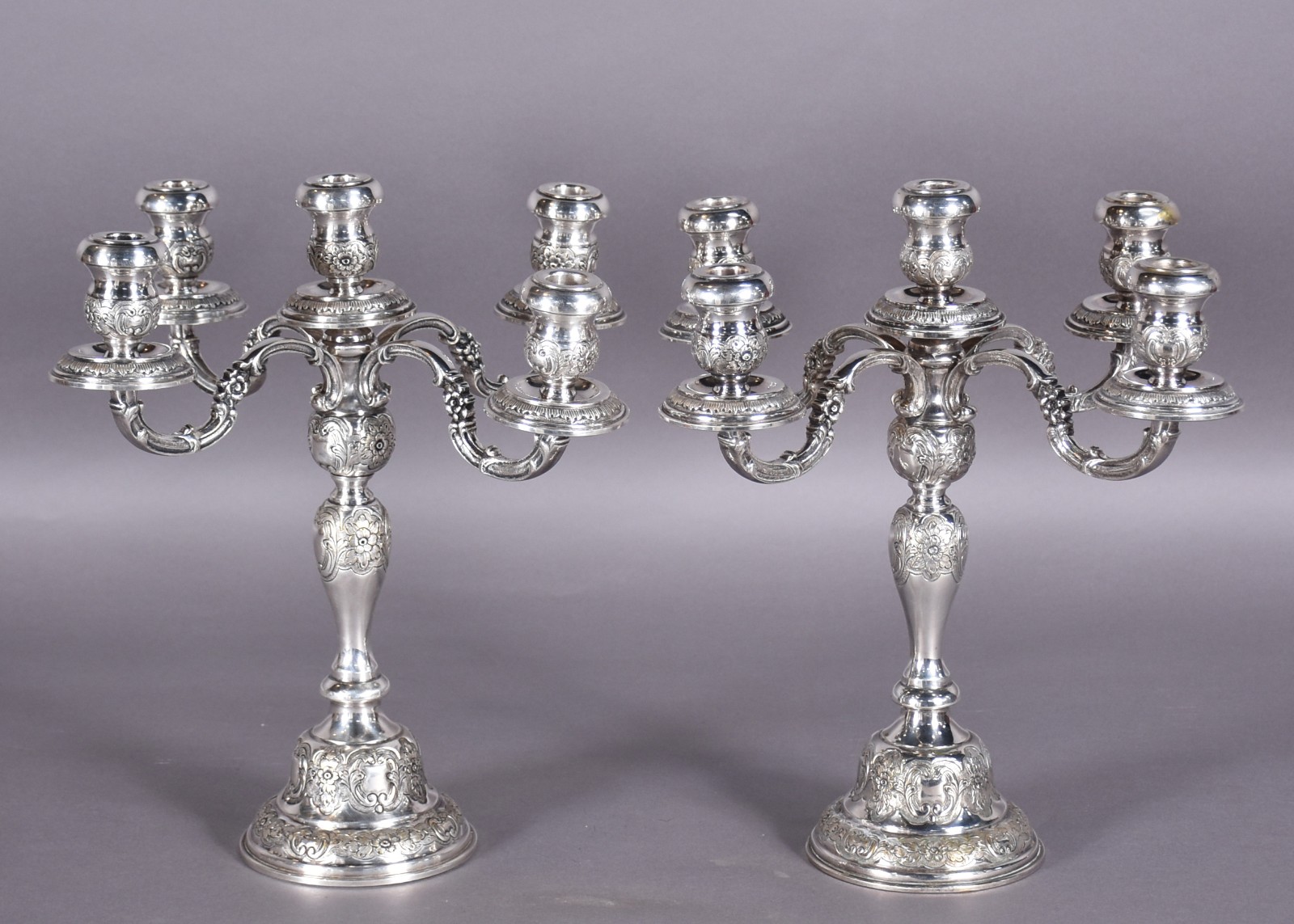 Par de candelabros de metal prateado para 5 velas cada, ricamente... - foto 1 de 5