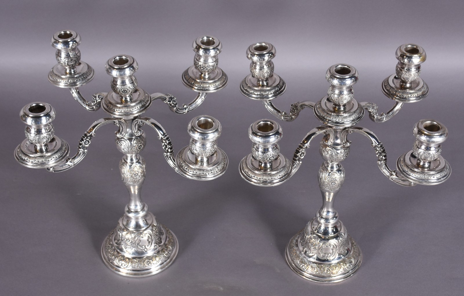 Par de candelabros de metal prateado para 5 velas cada, ricamente... - foto 2 de 5