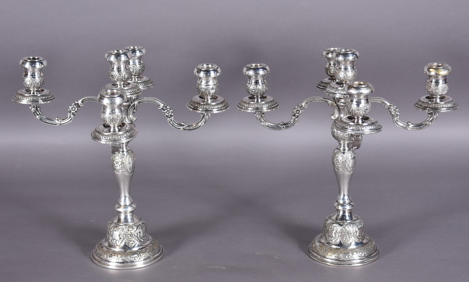 Par de candelabros de metal prateado para 5 velas cada, ricamente... - foto 3 de 5