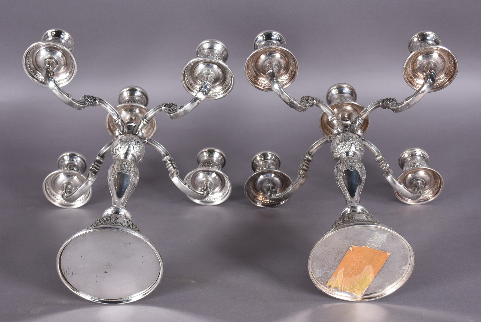 Par de candelabros de metal prateado para 5 velas cada, ricamente... - foto 4 de 5