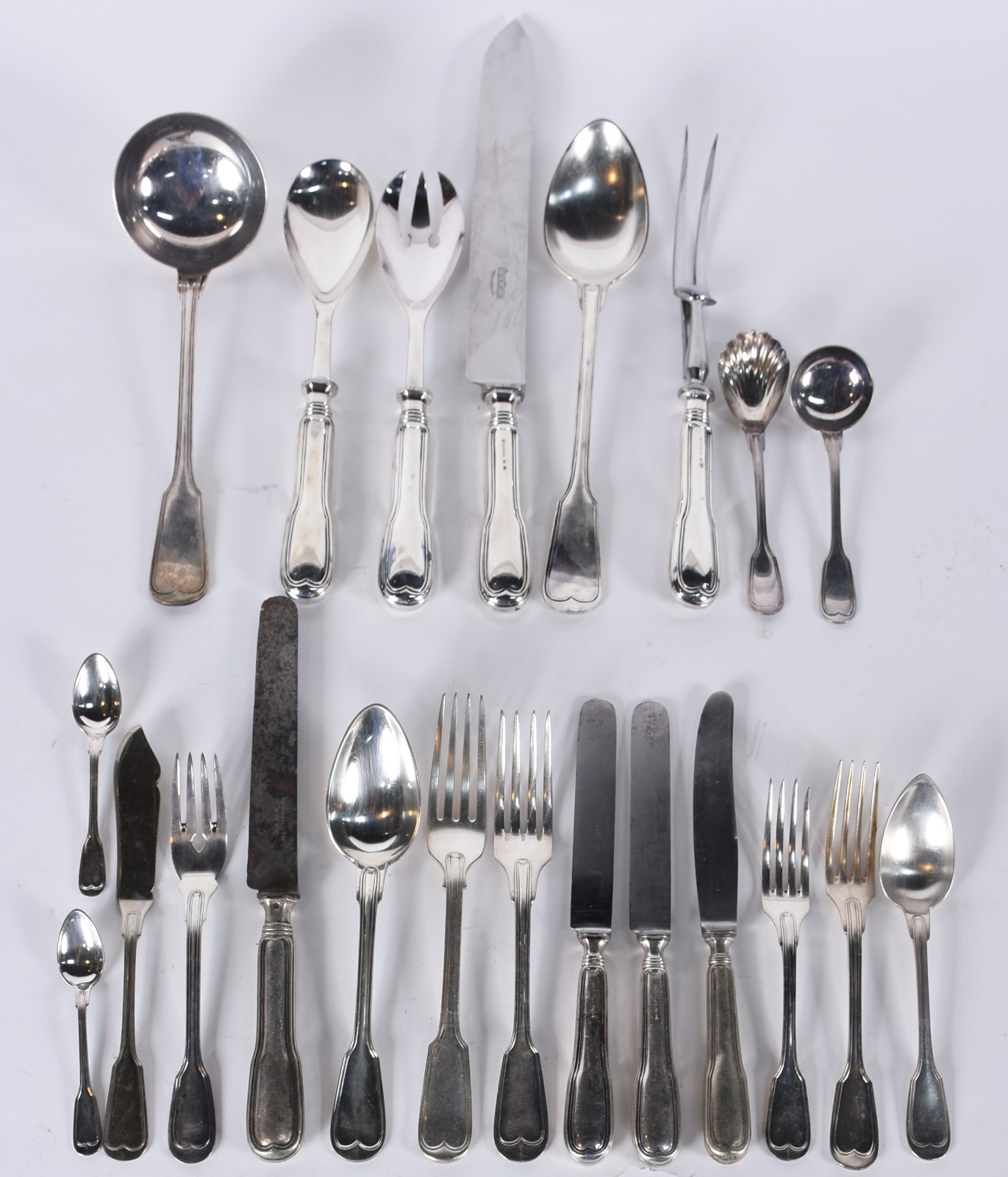 Faqueiro de metal, marcas diversas, composto de: 19 garfos, 12... - foto 1 de 5