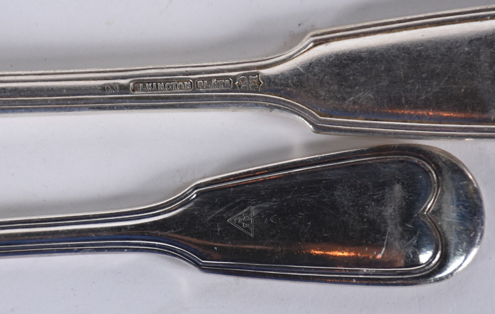Faqueiro de metal, marcas diversas, composto de: 19 garfos, 12... - foto 4 de 5