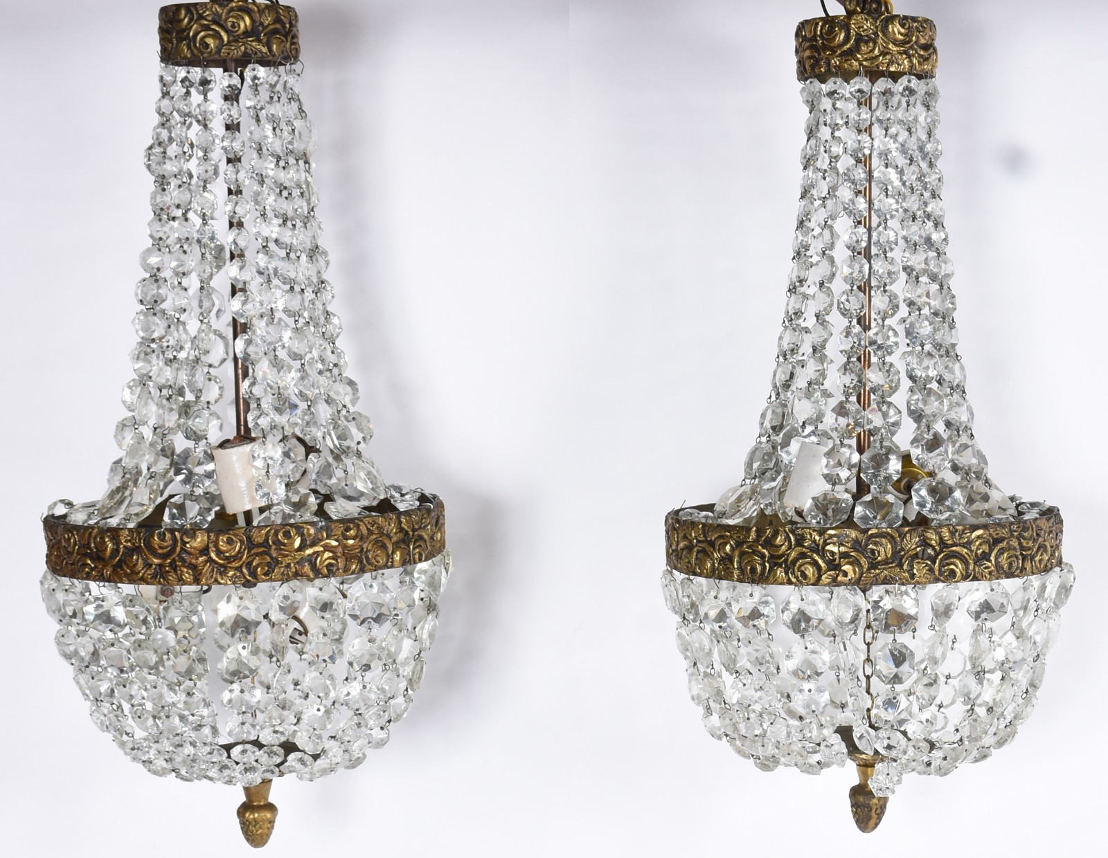Dois lustres feitio "pera" com contas de cristal e armação de metal... - foto 1 de 4