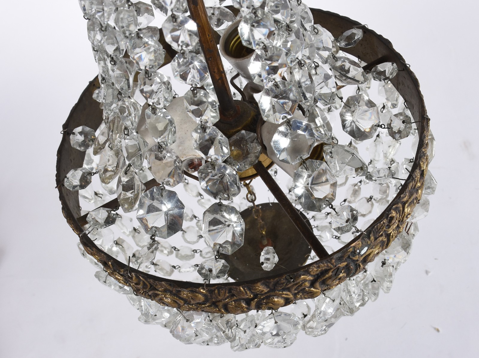 Dois lustres feitio "pera" com contas de cristal e armação de metal... - foto 4 de 4