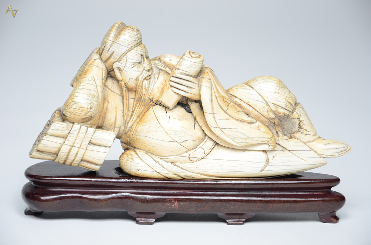 Escultura de marfim representando Deus Chinês com base de madeira... - foto 1 de 2