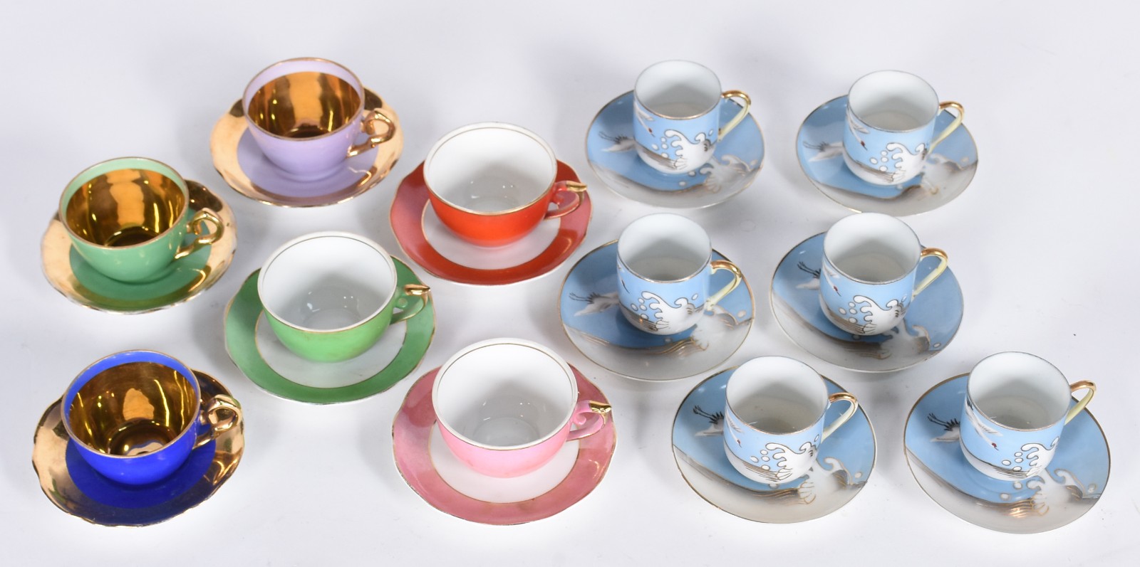 Coleção com 12 xícaras diversas, sendo: 6 coloridas de porcelana Mauá... - foto 1 de 9