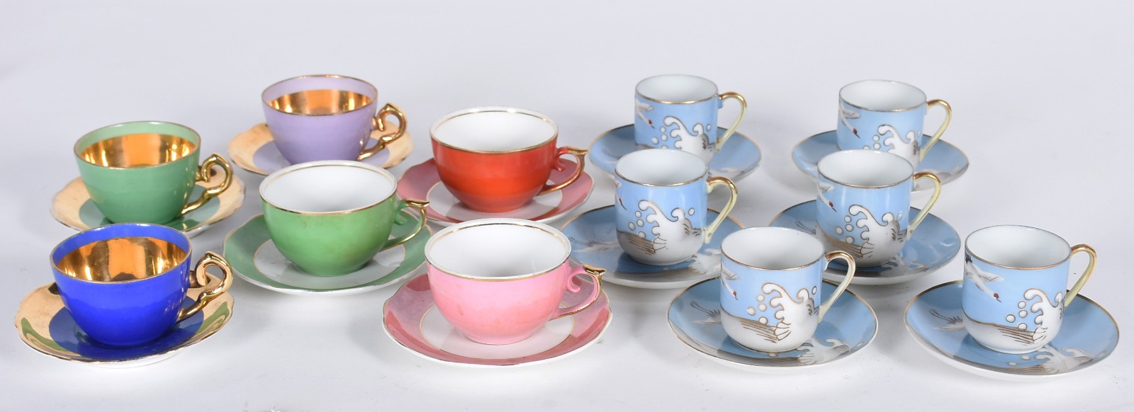 Coleção com 12 xícaras diversas, sendo: 6 coloridas de porcelana Mauá... - foto 2 de 9