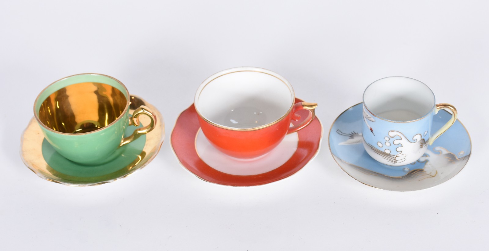Coleção com 12 xícaras diversas, sendo: 6 coloridas de porcelana Mauá... - foto 3 de 9