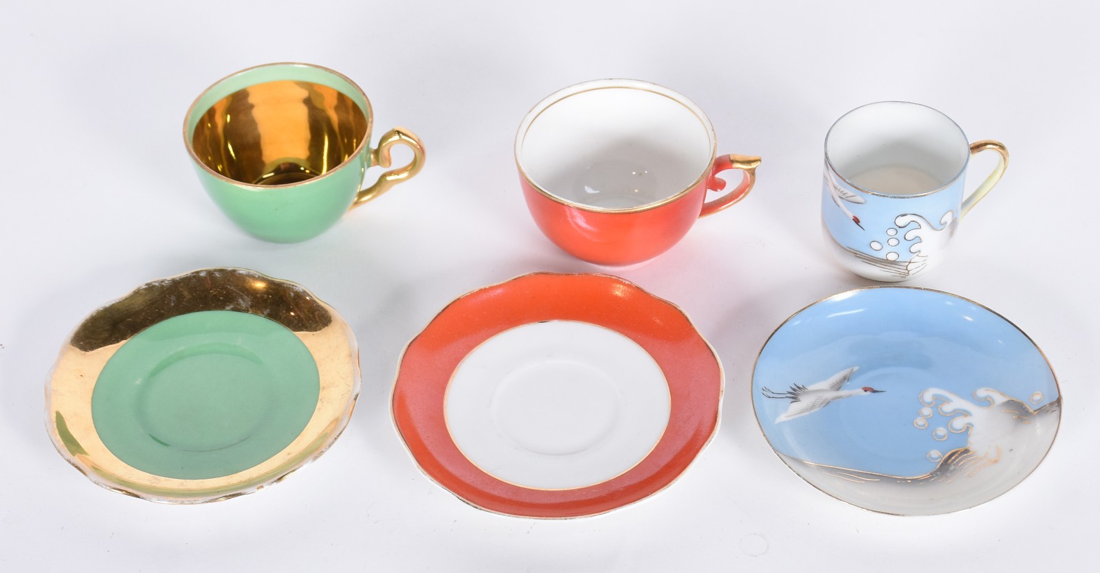 Coleção com 12 xícaras diversas, sendo: 6 coloridas de porcelana Mauá... - foto 5 de 9