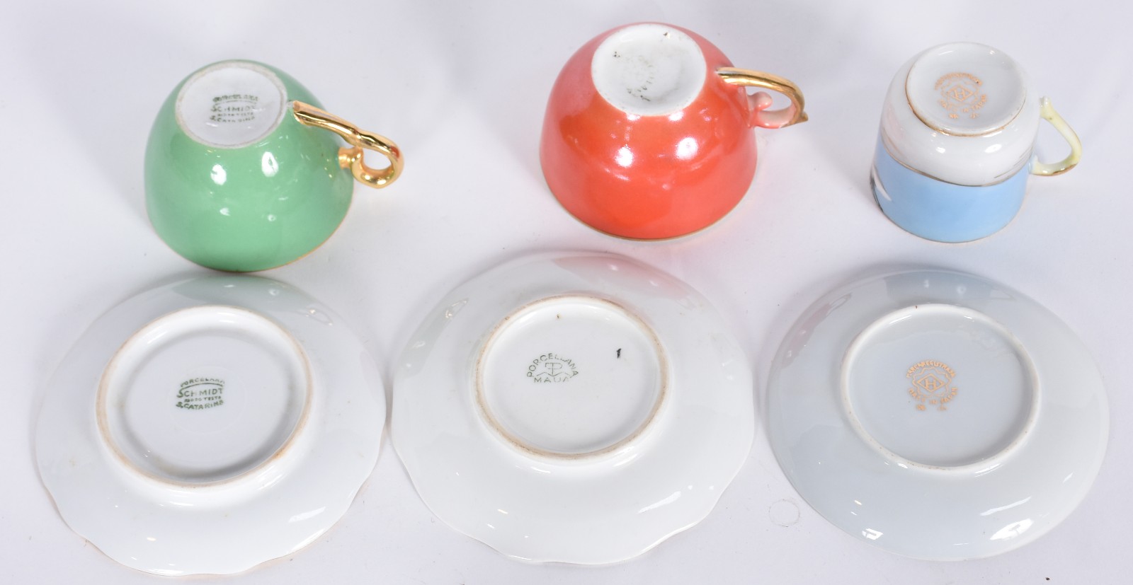 Coleção com 12 xícaras diversas, sendo: 6 coloridas de porcelana Mauá... - foto 6 de 9