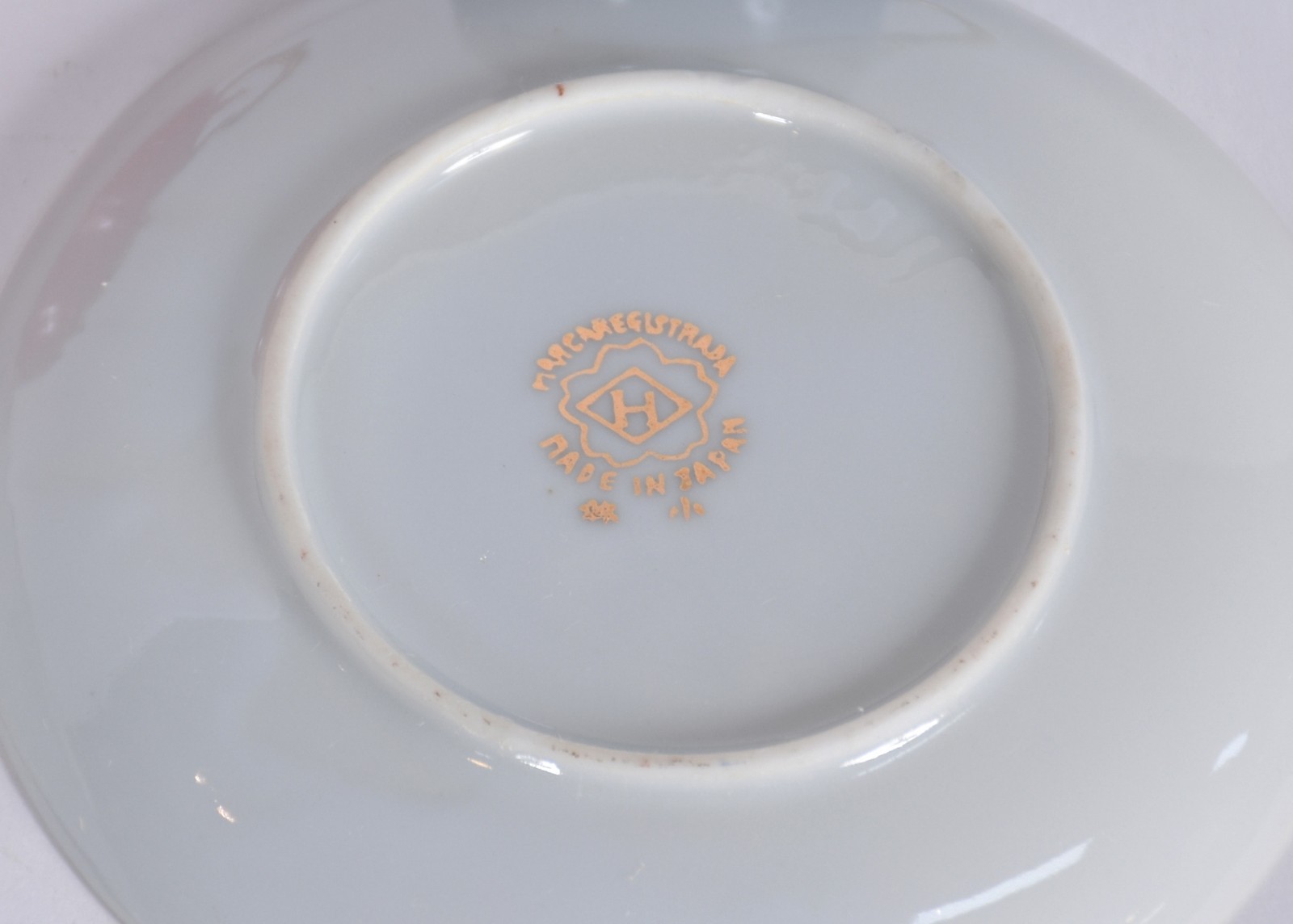 Coleção com 12 xícaras diversas, sendo: 6 coloridas de porcelana Mauá... - foto 8 de 9