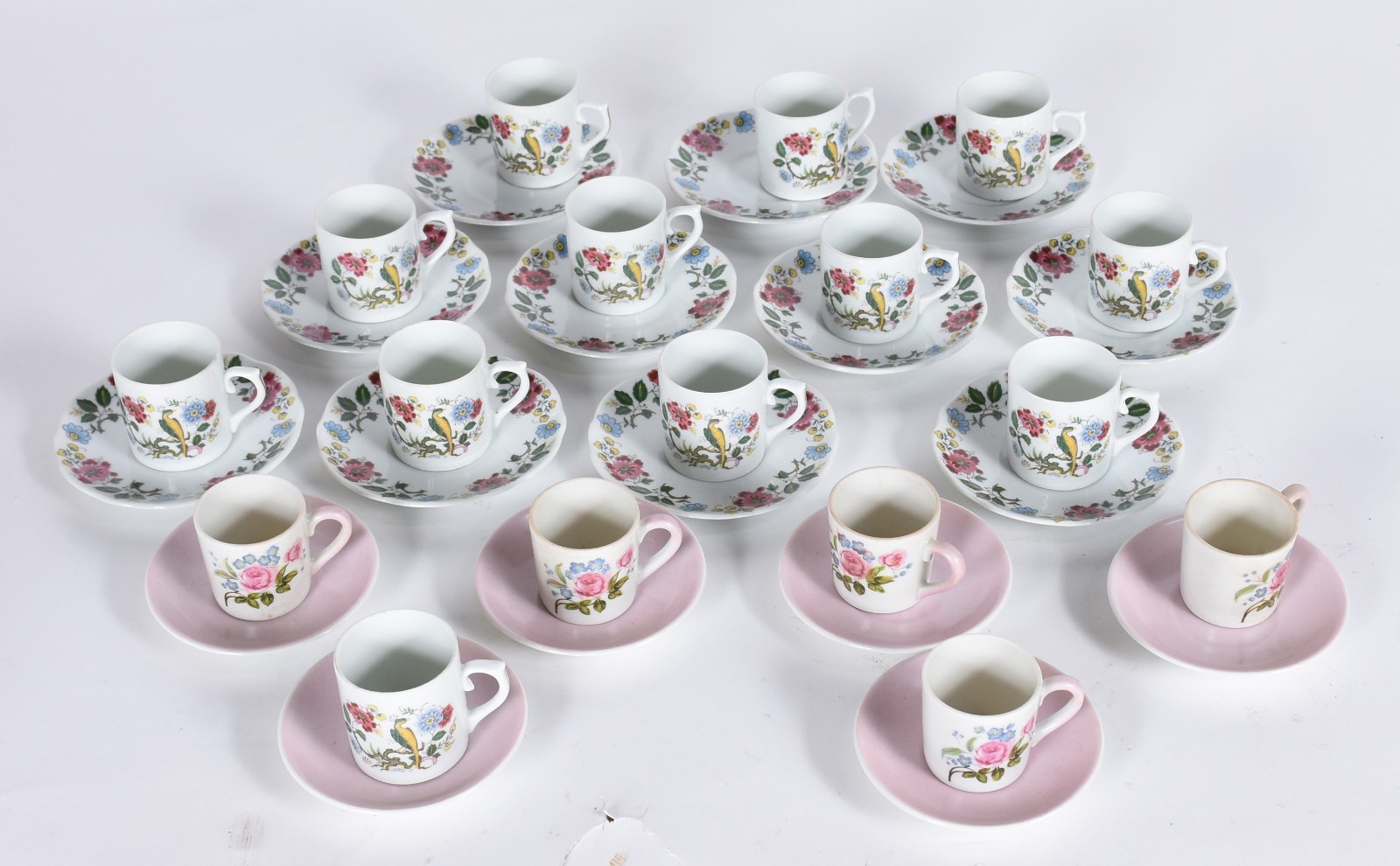 Conjunto composto de: 11 xícaras para café de porcelana floral e 6... - foto 1 de 5