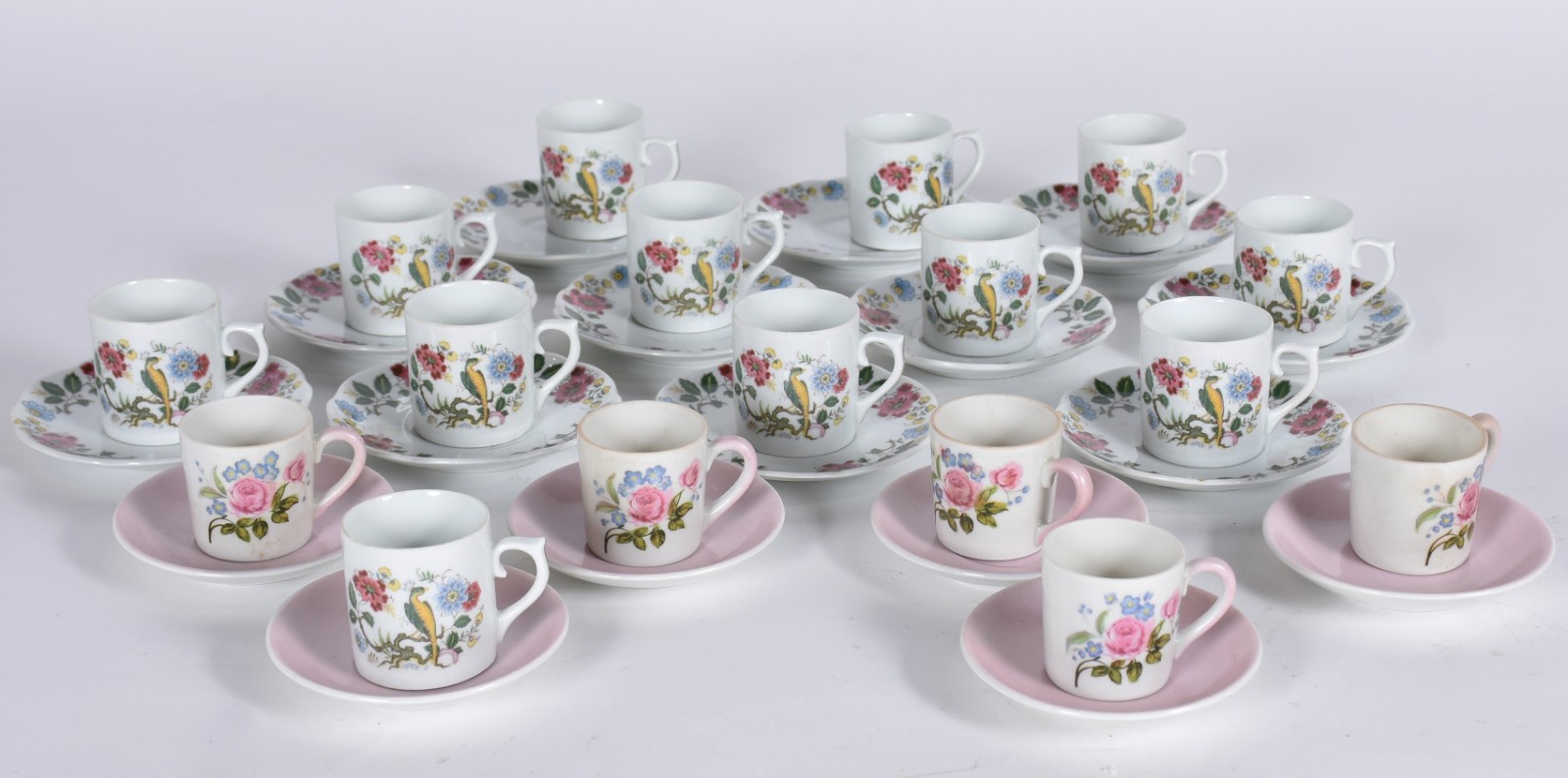 Conjunto composto de: 11 xícaras para café de porcelana floral e 6... - foto 2 de 5