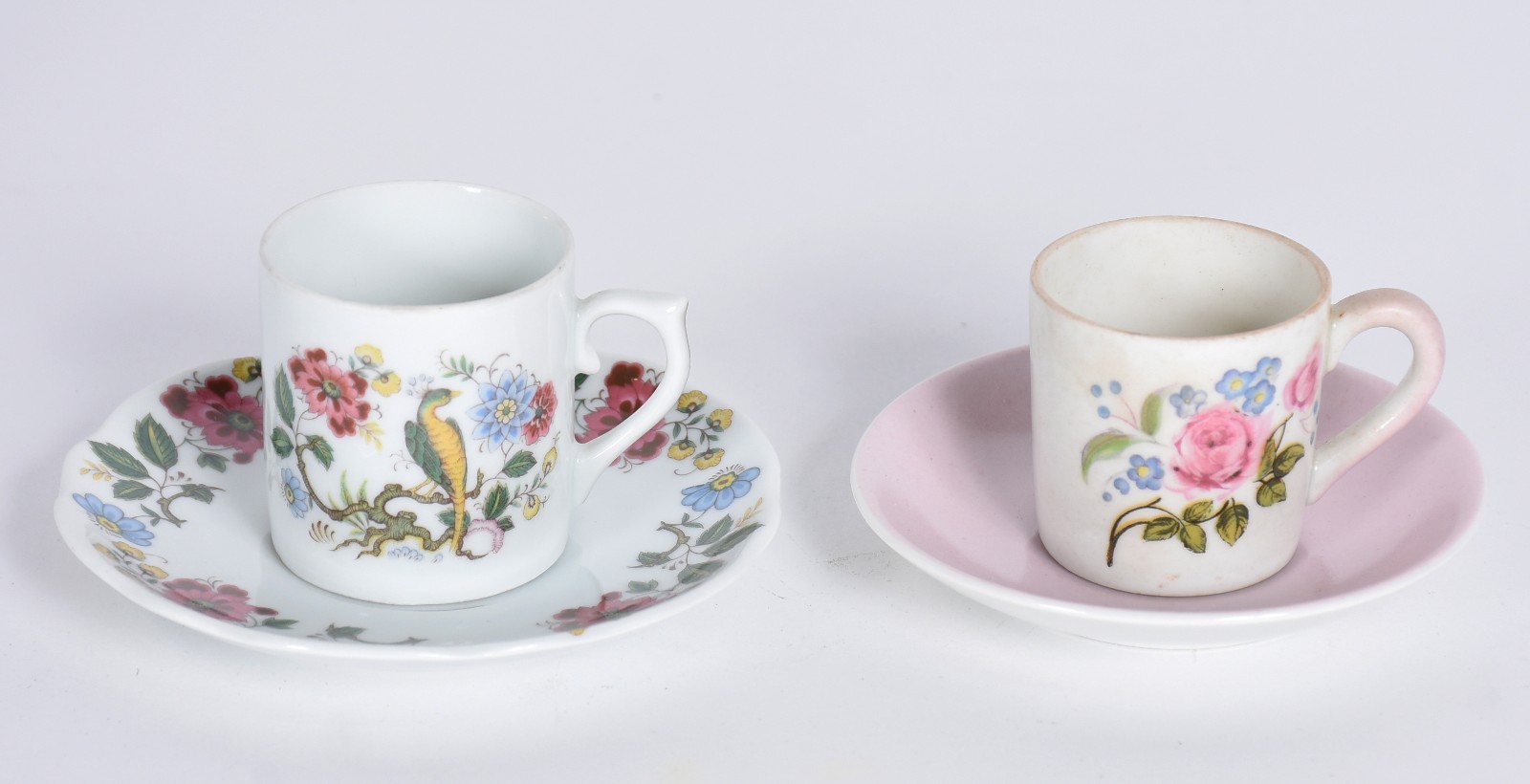 Conjunto composto de: 11 xícaras para café de porcelana floral e 6... - foto 3 de 5