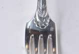 Christofle (1830),  - Diversas peças de metal prateado, sendo galheteiro  com duas galhetas de cristal  (uma delas com trincado); parte de faqueiro composto de  7 colheres,