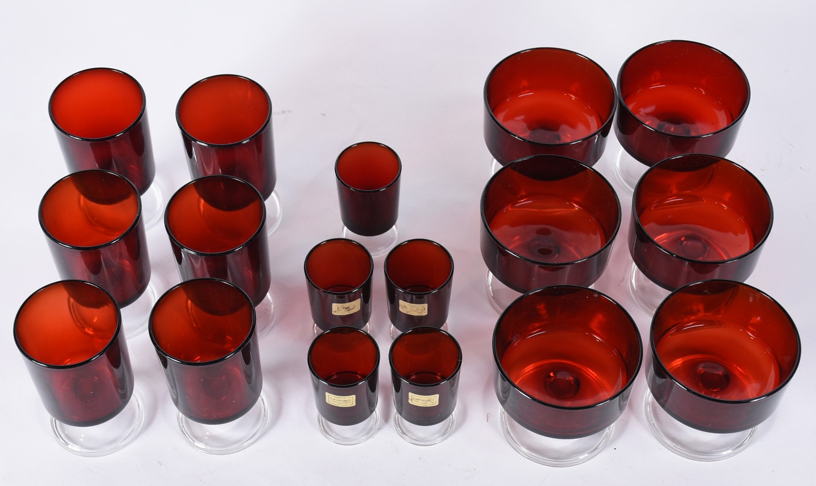Jogo de copos vermelhos franceses, sendo: 6 para vinho, 6 para... - foto 2 de 5