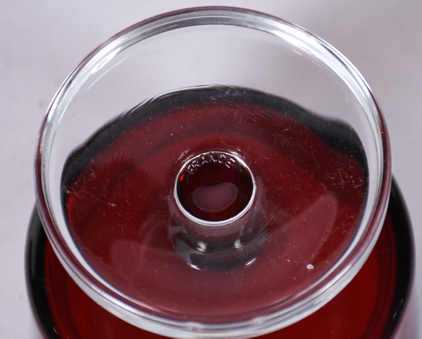 Jogo de copos vermelhos franceses, sendo: 6 para vinho, 6 para... - foto 5 de 5