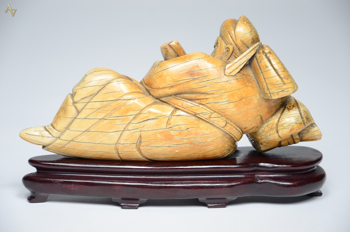 Escultura de marfim representando Deus Chinês com base de madeira... - foto 2 de 2