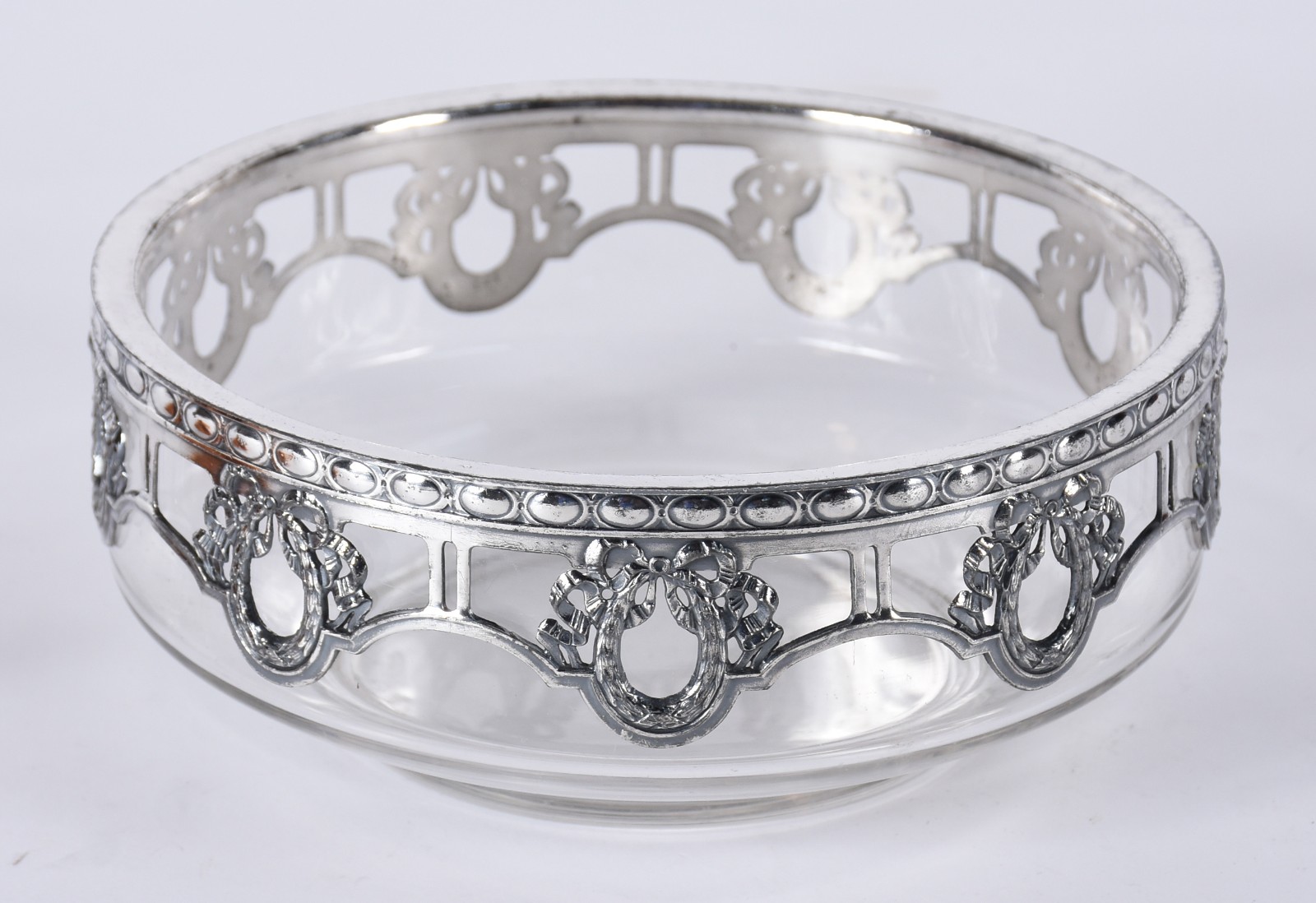 Bowl de cristal com aplicação de guirlandas em metal prateado... - foto 1 de 4