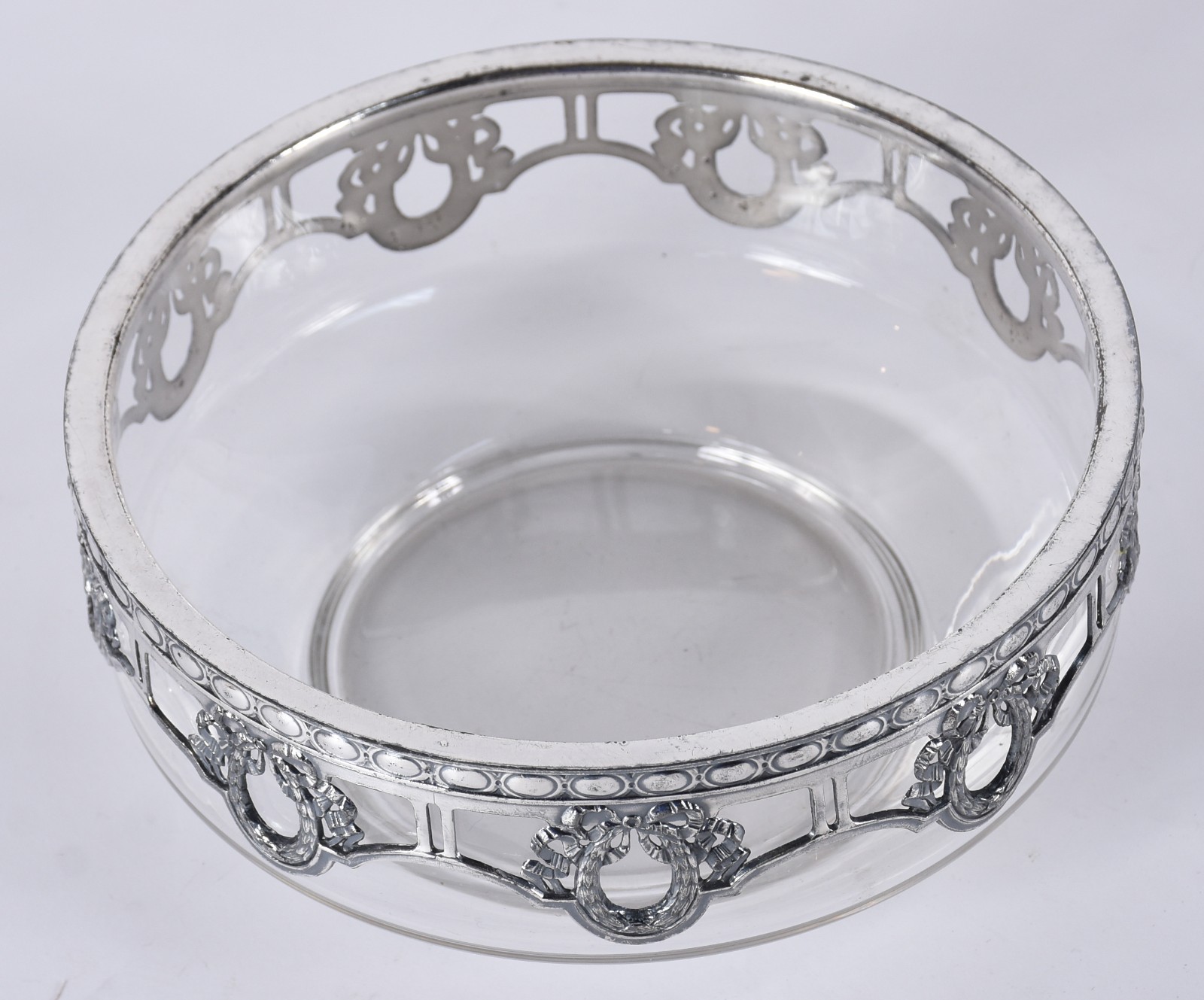 Bowl de cristal com aplicação de guirlandas em metal prateado... - foto 2 de 4