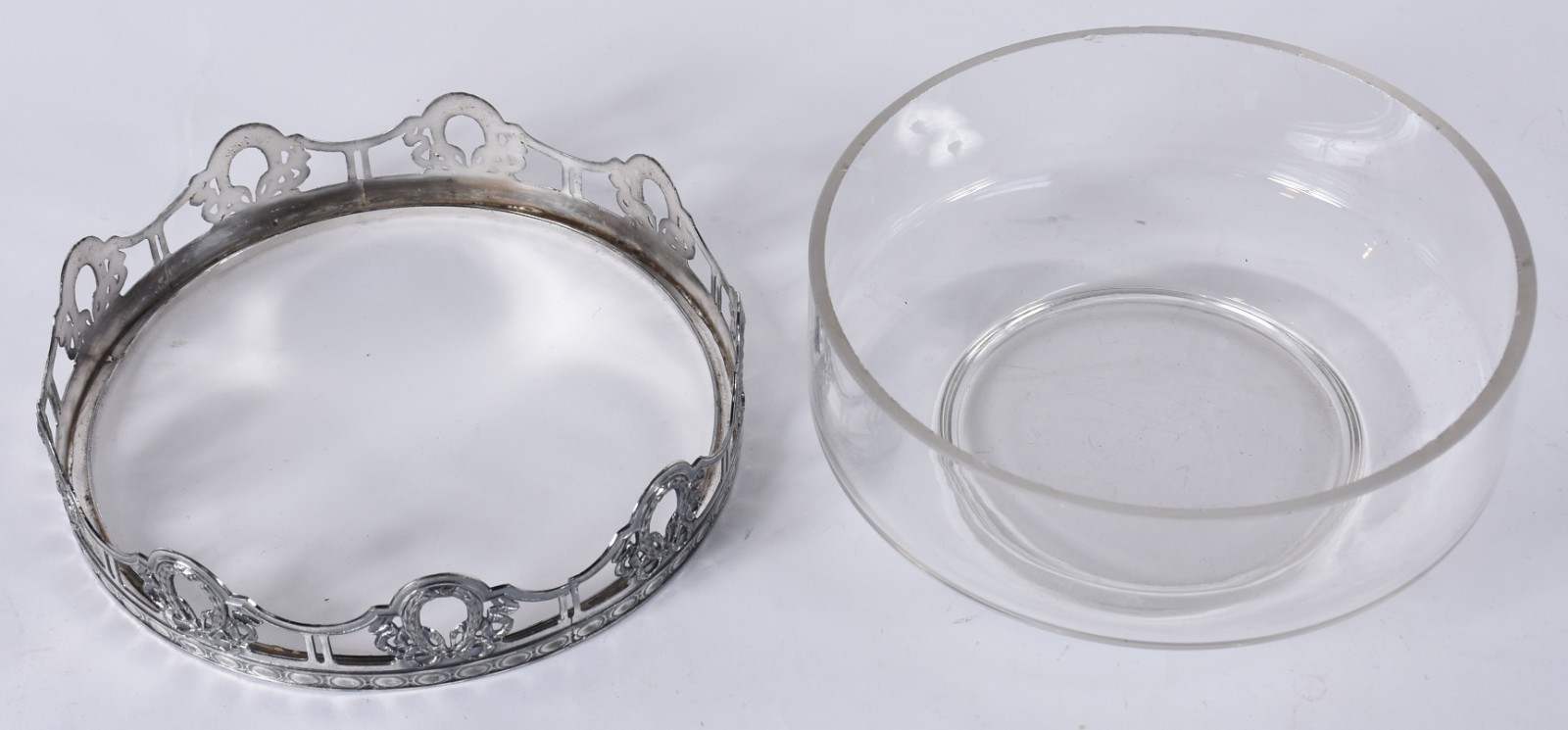 Bowl de cristal com aplicação de guirlandas em metal prateado... - foto 3 de 4