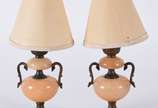 Par de pequenas luminárias de alabastro com cup... - Par de pequenas luminárias de alabastro com cupulas na cor bege.