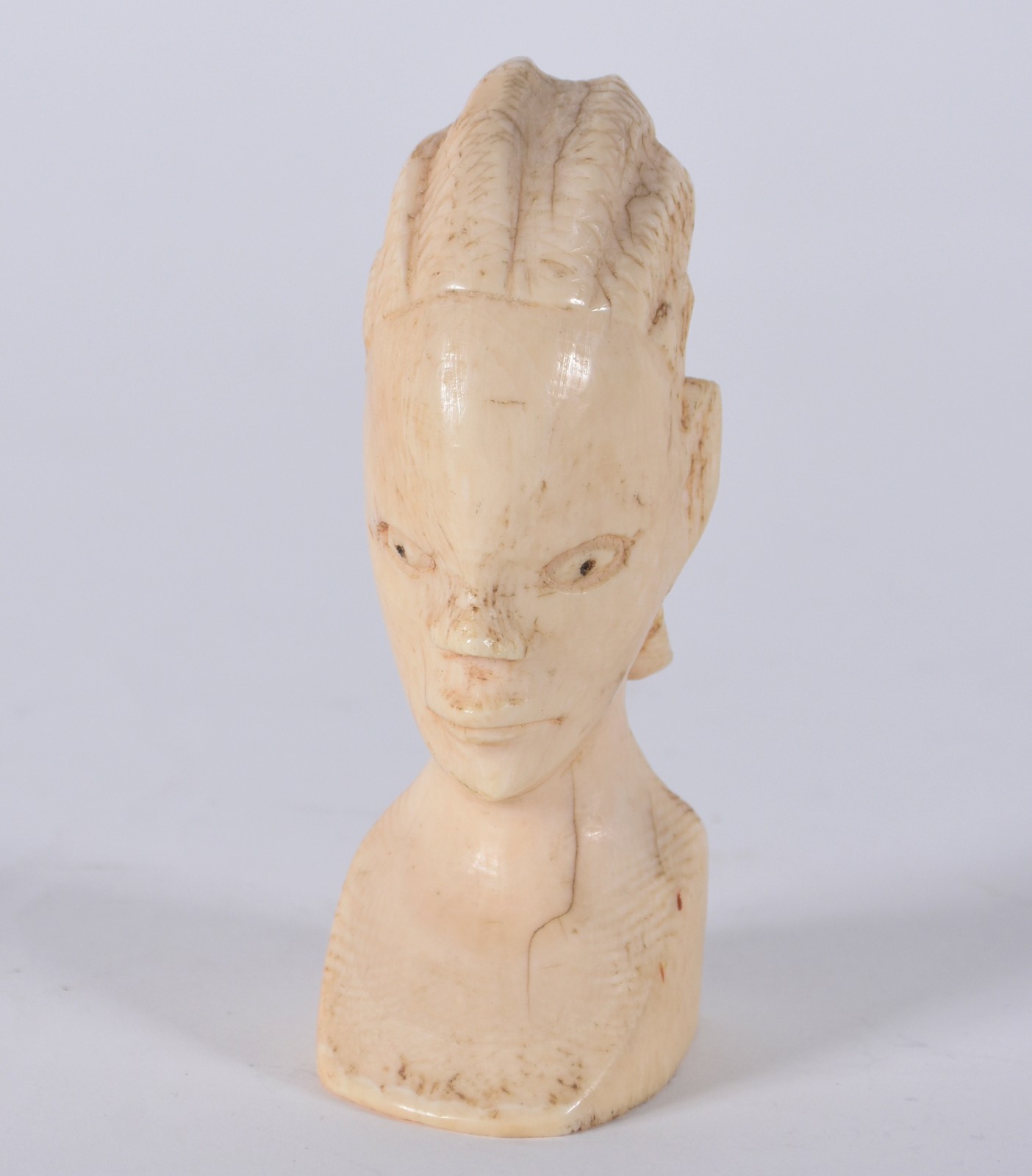 Escultura de marfim representando Africana. - foto 1 de 4