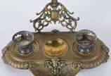 Tinteiro de metal dourado com dois recipientes ... - Tinteiro de metal dourado com dois recipientes para tinta de vidro vermelho, tampas e sineta de metal prateado, acompanham  2 penas para escrita...