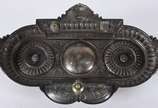 Tinteiro de metal dourado com dois recipientes ... - Tinteiro de metal dourado com dois recipientes para tinta de vidro vermelho, tampas e sineta de metal prateado, acompanham  2 penas para escrita...