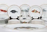 Serviço para peixe  de porcelana Real sendo:  T... - Serviço para peixe  de porcelana Real sendo:  Travessa, sopeira, 12 pratos, 12 porta espinhas, molheira. Total  27 peças.