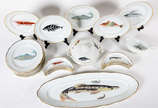 Serviço para peixe  de porcelana Real sendo:  T... - Serviço para peixe  de porcelana Real sendo:  Travessa, sopeira, 12 pratos, 12 porta espinhas, molheira. Total  27 peças.