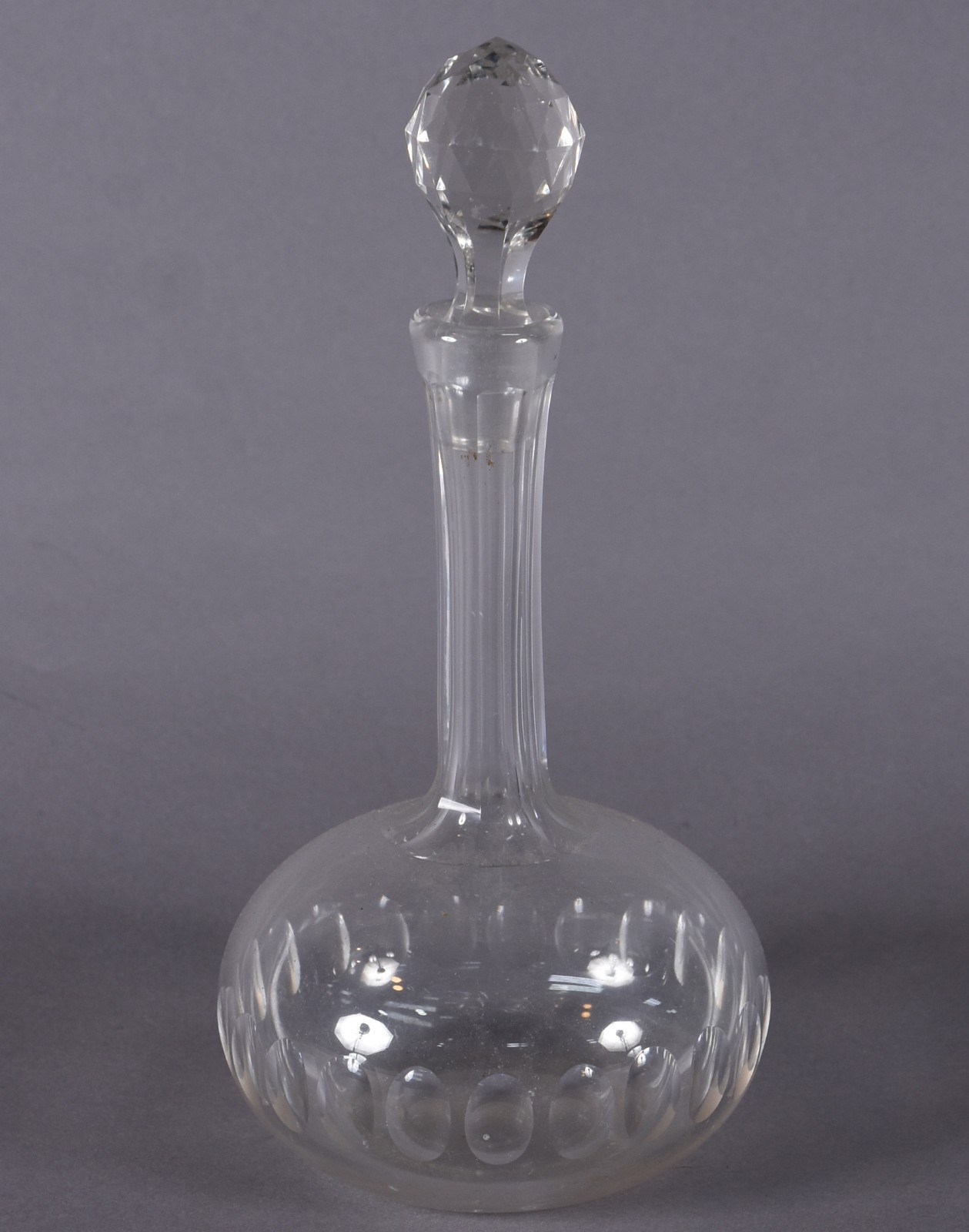 Licoreira de cristal lapidada em gomos facetados, possivelmente... - foto 1 de 4