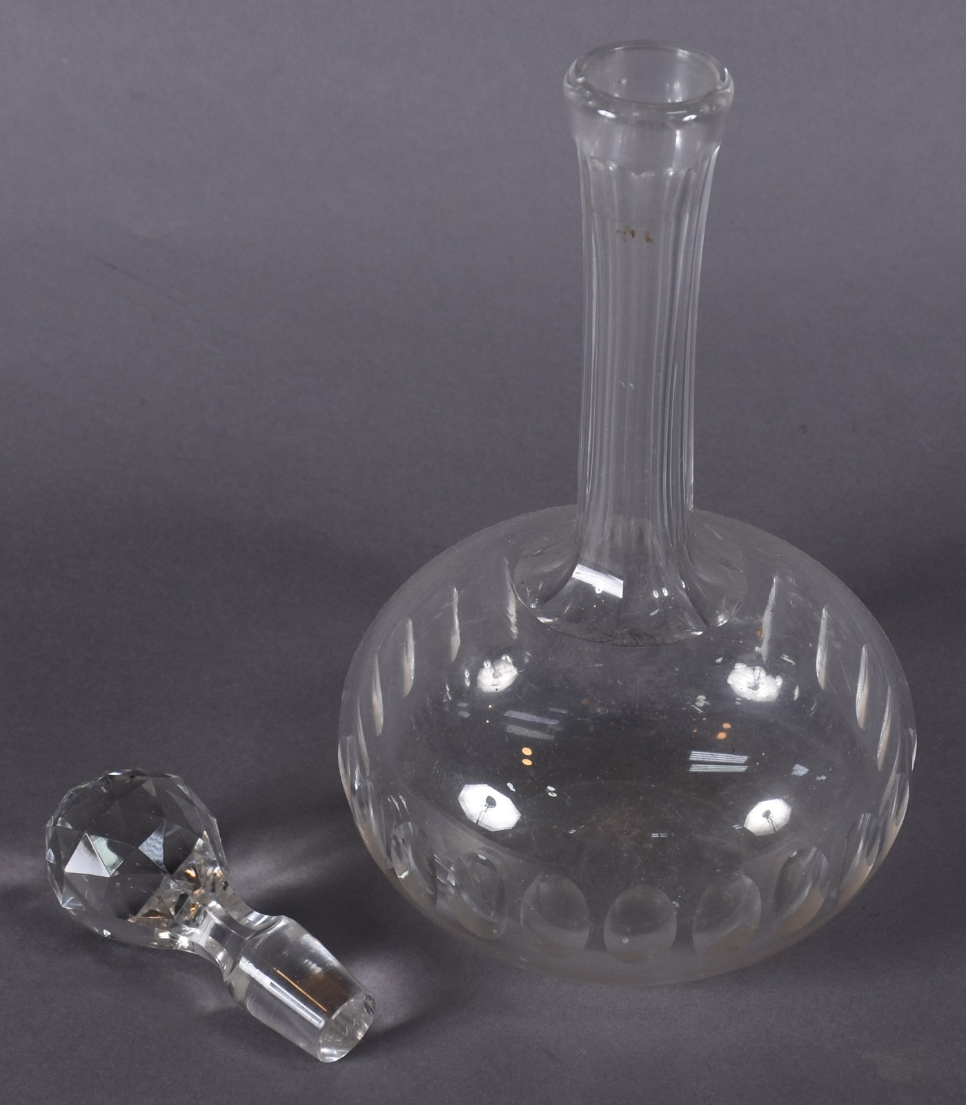 Licoreira de cristal lapidada em gomos facetados, possivelmente... - foto 2 de 4