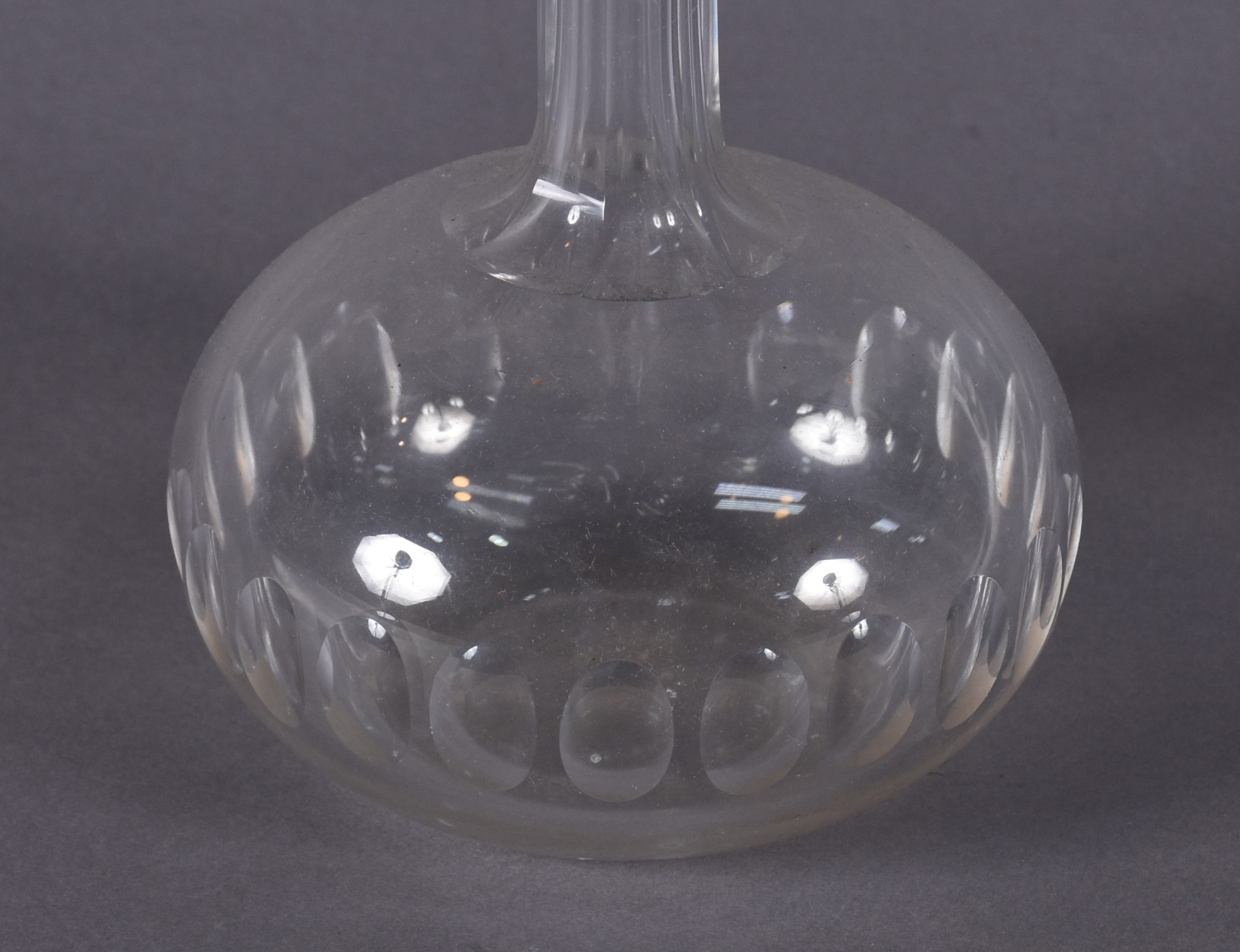 Licoreira de cristal lapidada em gomos facetados, possivelmente... - foto 3 de 4