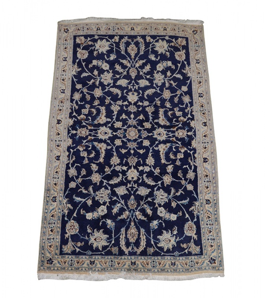 Tapete Nain. Medidas 2,05 x 1,16 m.