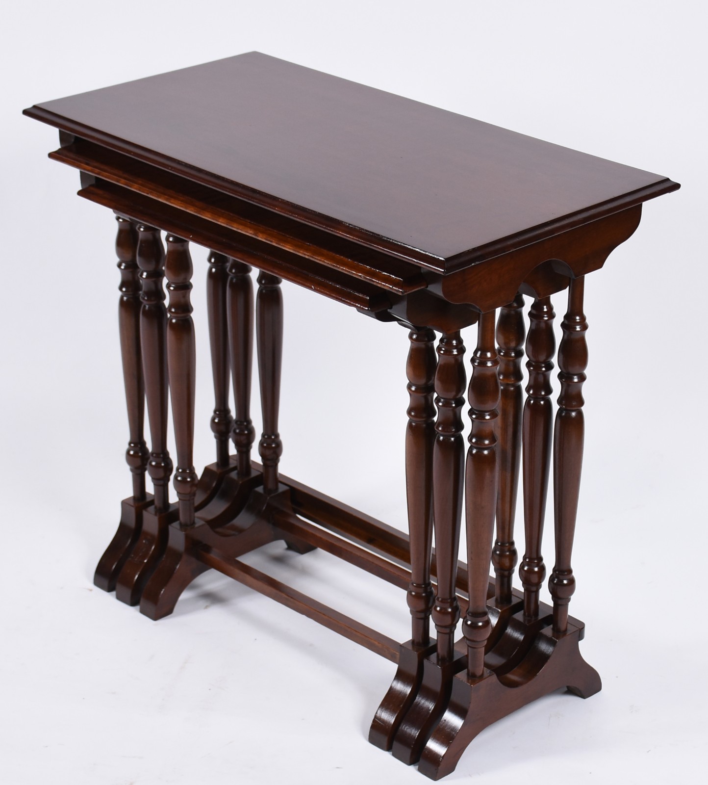 Mesa ninho de madeira nobre, 3 peças, tampos retangulares sobre... - foto 1 de 6