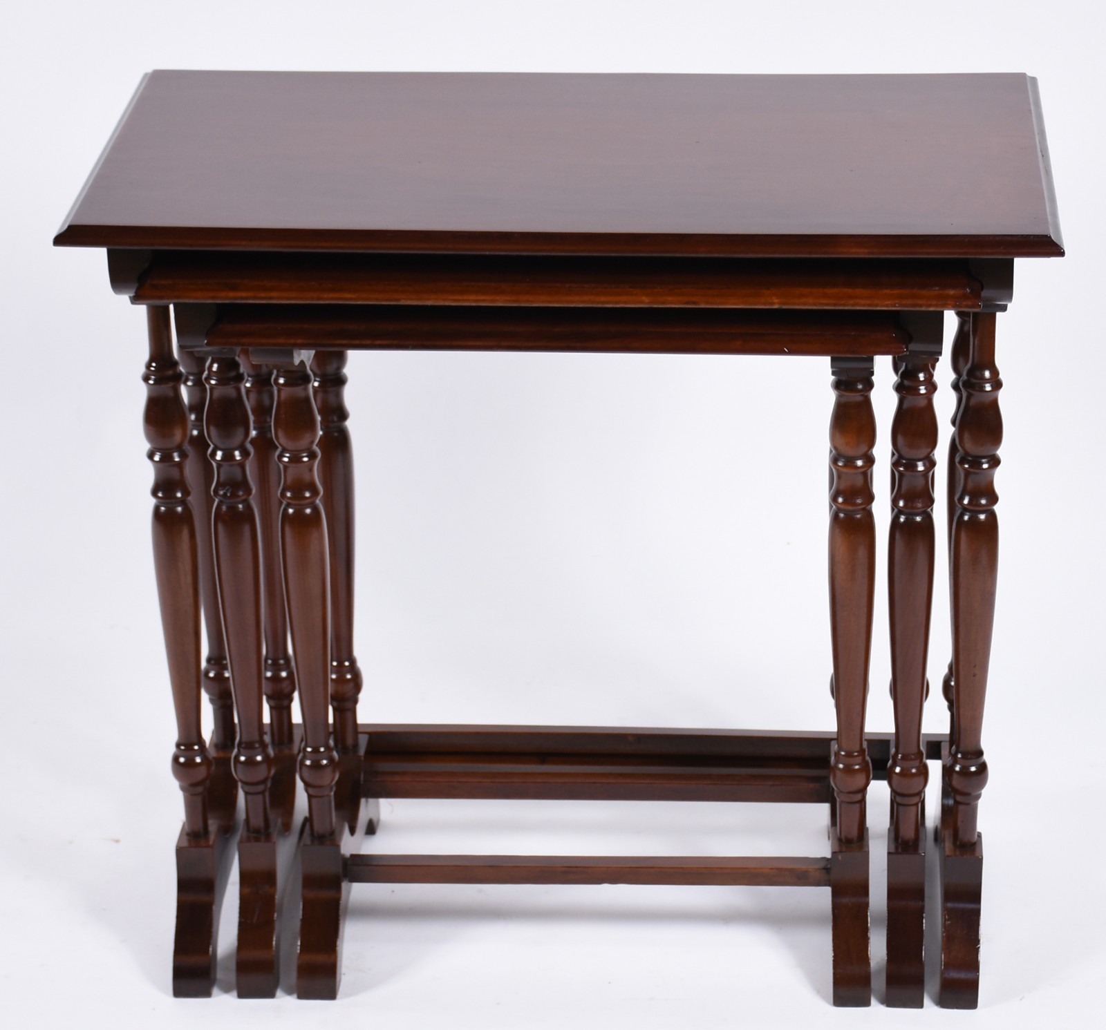 Mesa ninho de madeira nobre, 3 peças, tampos retangulares sobre... - foto 2 de 6