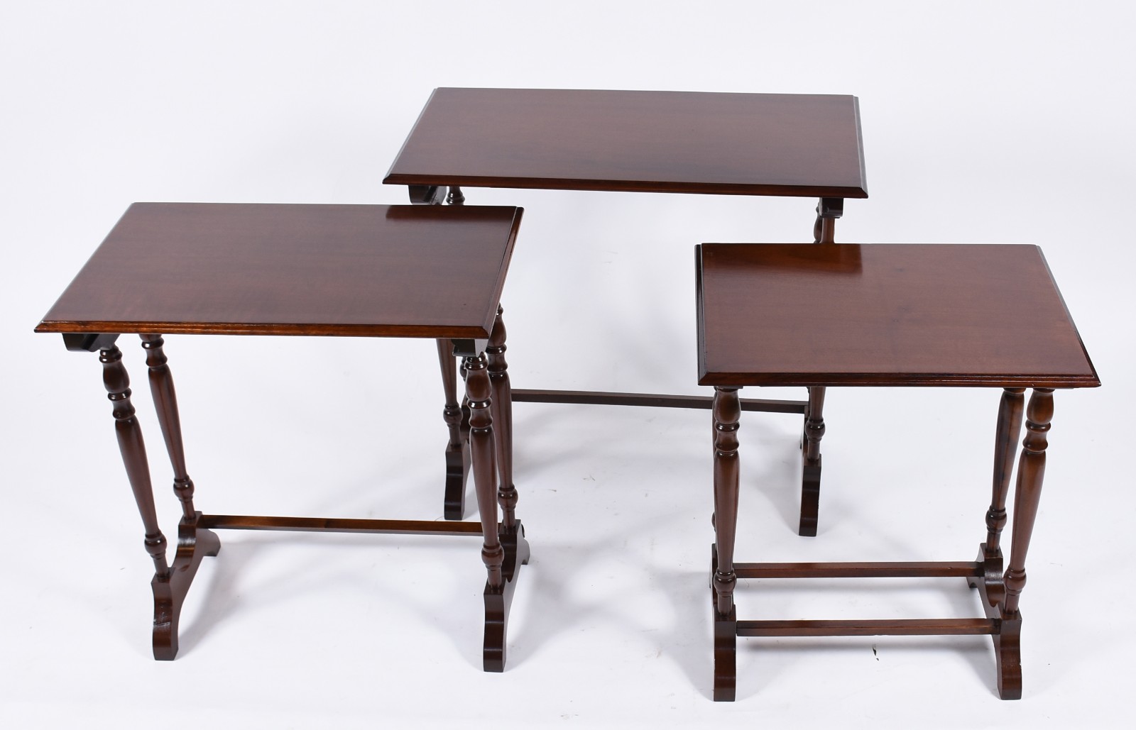 Mesa ninho de madeira nobre, 3 peças, tampos retangulares sobre... - foto 4 de 6