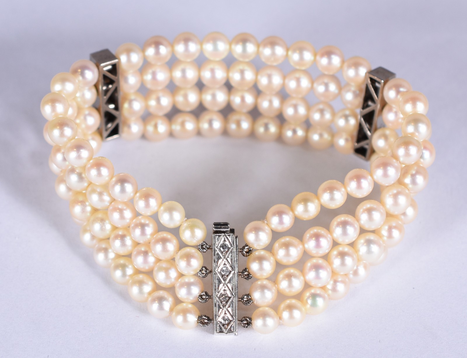 Pulseira de 4 voltas de perolas com fecho de ouro branco e brilhantes... - foto 1 de 4