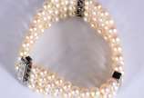 Pulseira de 4 voltas de perolas com fecho de ou... - Pulseira de 4 voltas de perolas com fecho de ouro branco e brilhantes (Por motivos de segurança a peça não se encontra na loja)