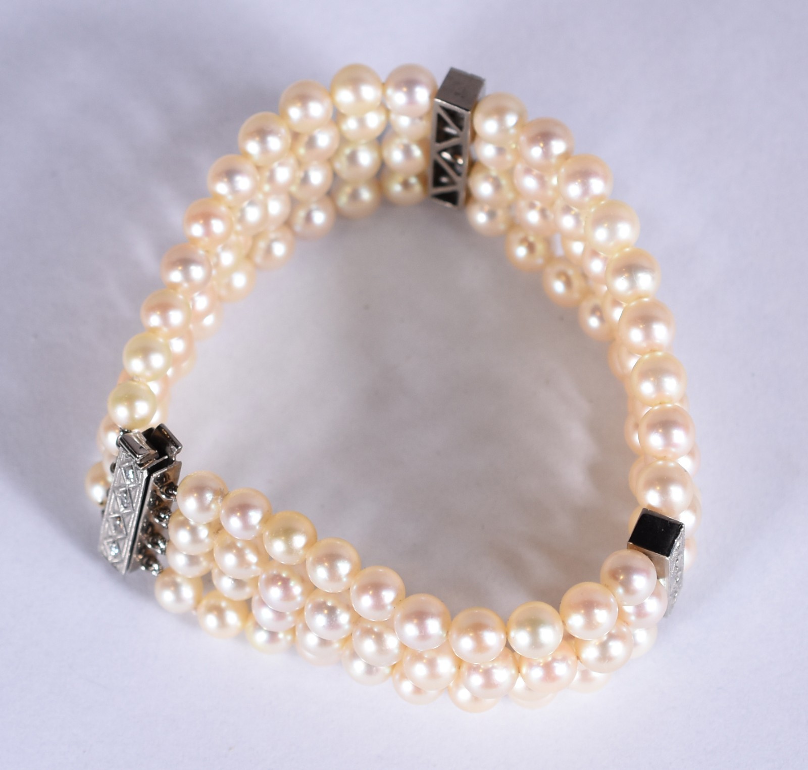 Pulseira de 4 voltas de perolas com fecho de ouro branco e brilhantes... - foto 2 de 4